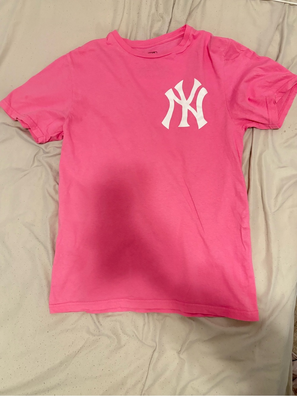 Women’s Pink Relaxed Short Sleeve Tee T-Shirt White New York Yankees Logo